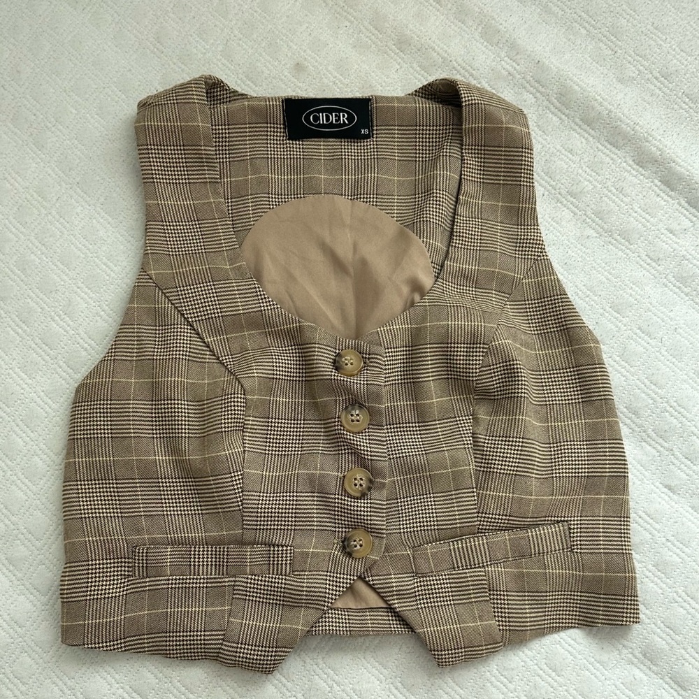 xs cider best top, with brown and tan features, and brown buttons